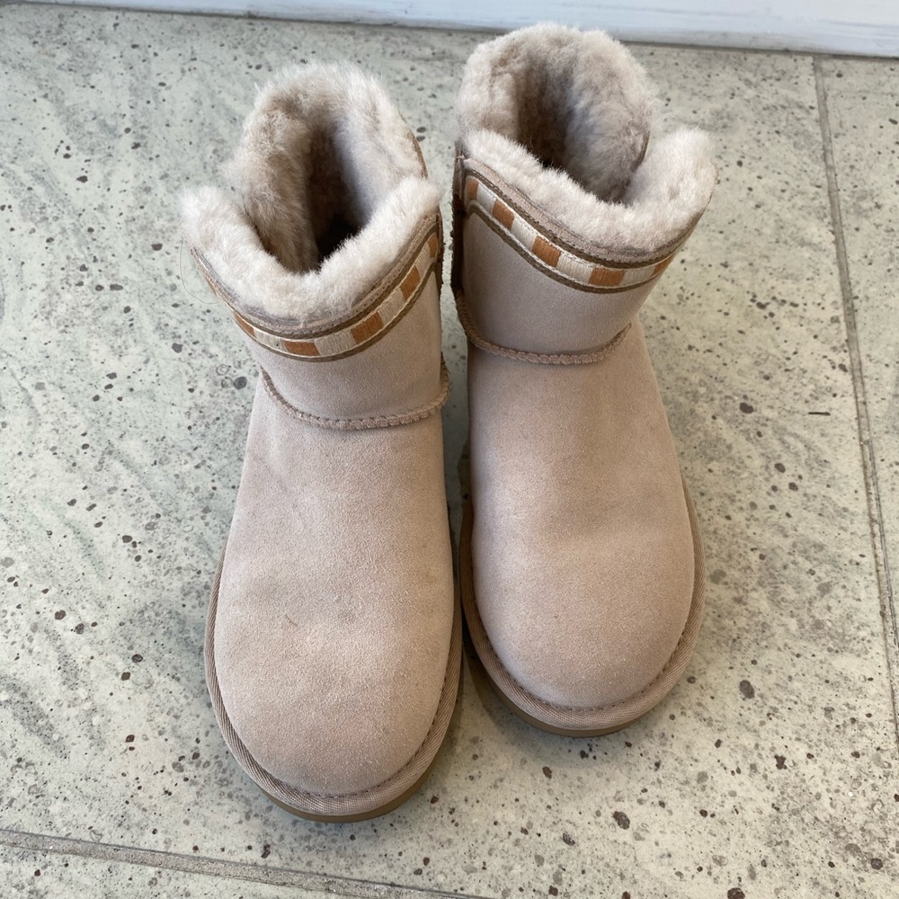 UGGS